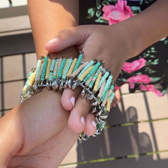 Safety pin bracelet    - Picture 2 of 4